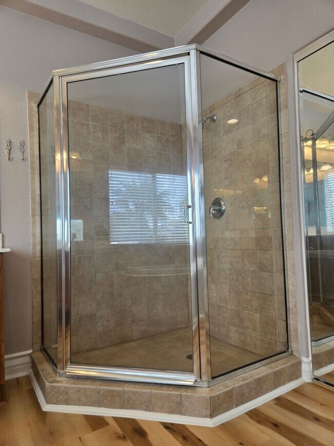 Building Photo - An Amazing NW Home! Over 3300 sq ft w/ pool & spa! Must see!