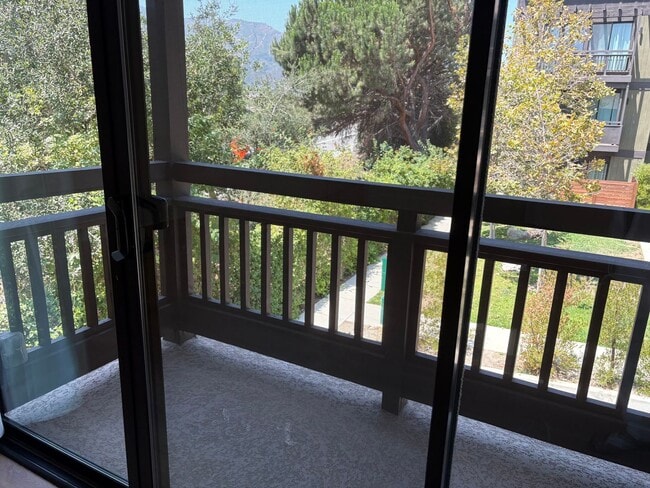 Building Photo - Luxury 3+3 Townhome in prestigious Crescen...