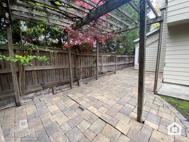 Building Photo - Lovely Updated 3BD/2.5BA Home Located In Fryer Creek!