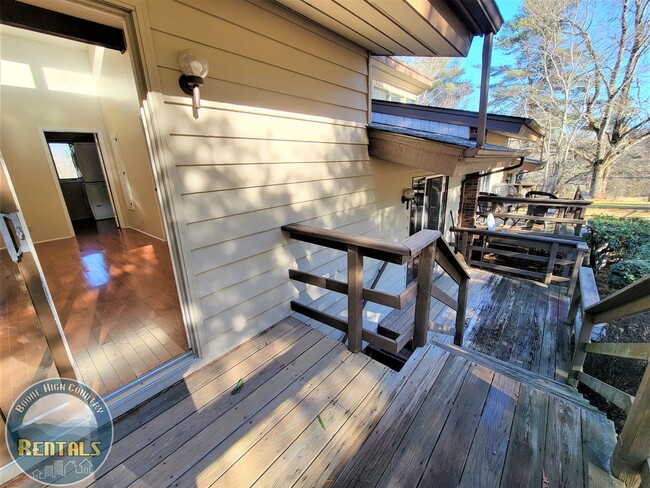 Building Photo - 1/1.5 Townhome located near Boone Golf Course!