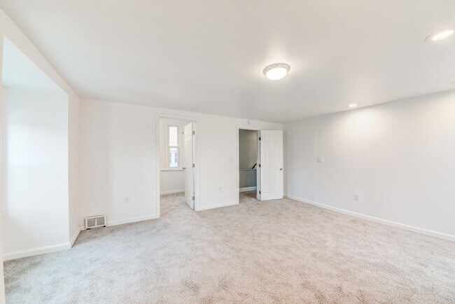 Building Photo - 744 Proctor Way