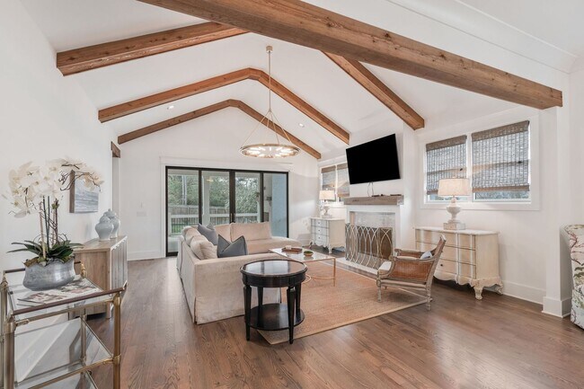 Building Photo - 5 Bedroom Home with Luxury Finishes in West End