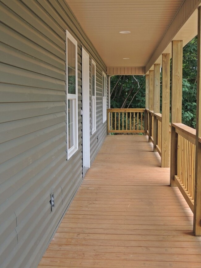 Building Photo - NOW AVAILABLE-  Charming Home in Maryville...