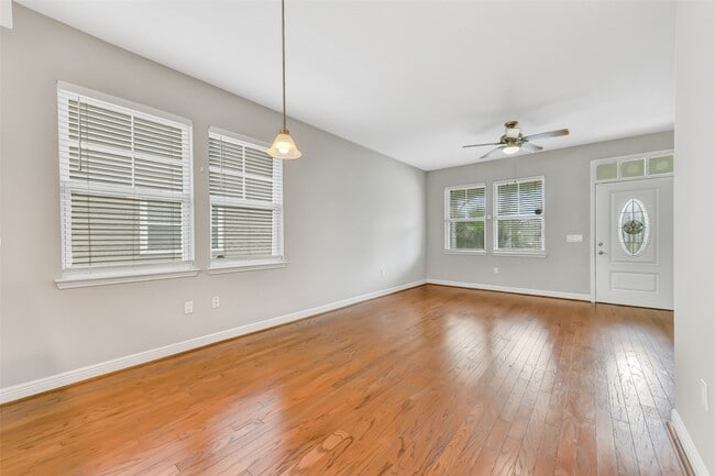 Building Photo - 4418 N Live Oaks Cir