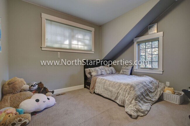 Building Photo - Spacious Five Bed Home in NW Bend