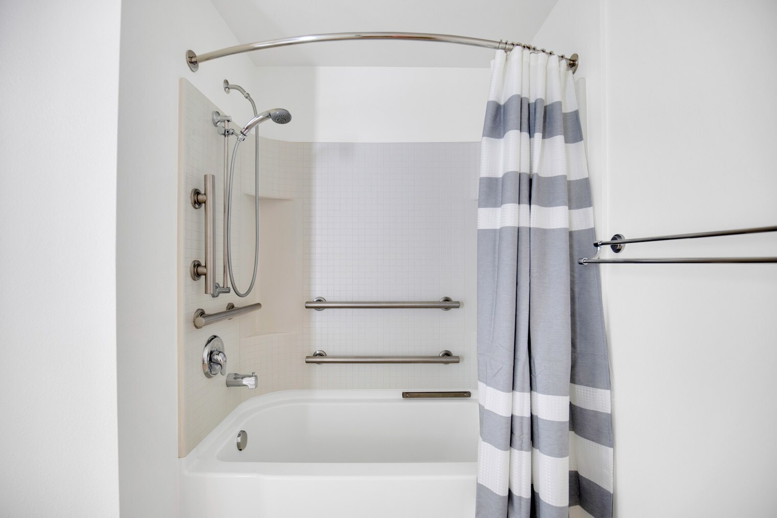 Building Photo - 330 3rd Ave W