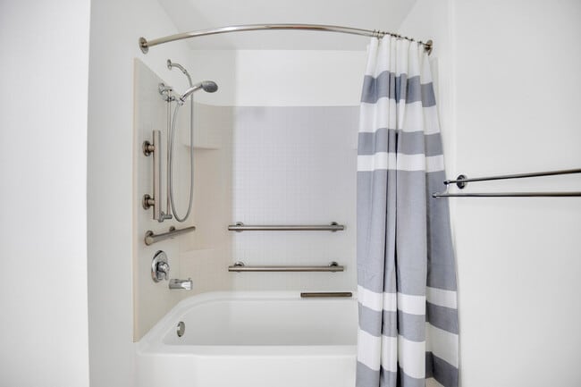 Building Photo - 330 3rd Ave W