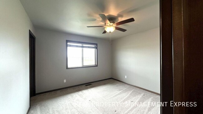 Building Photo - Modern 3 Bed, 2.5 Bath with Loft | Located...