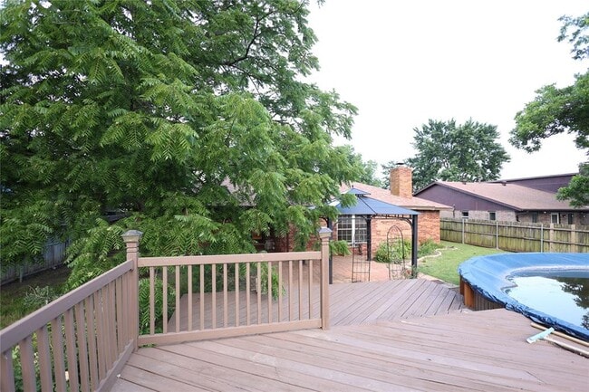 Building Photo - 722 Smalley Dr