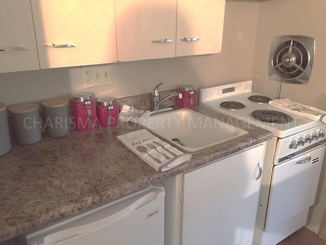 Building Photo - 700 S Summit Ave