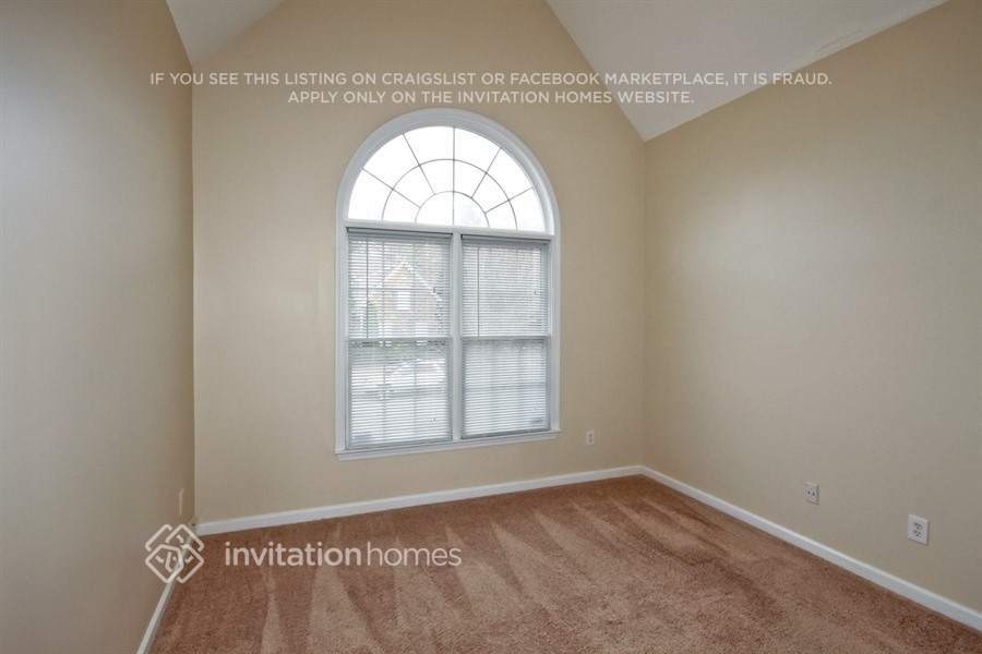 Building Photo - 348 Adelaide Xing