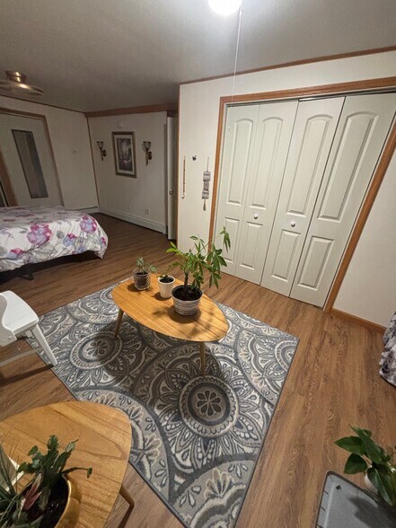 Building Photo - 615 June St