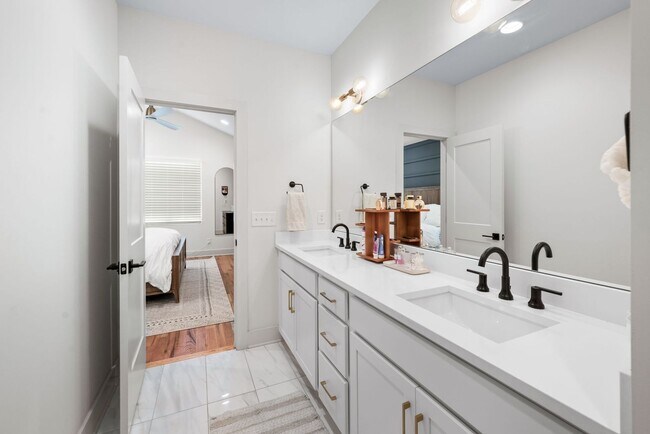 Building Photo - Stunning 3BE/3BA in one of Nashville's hot...