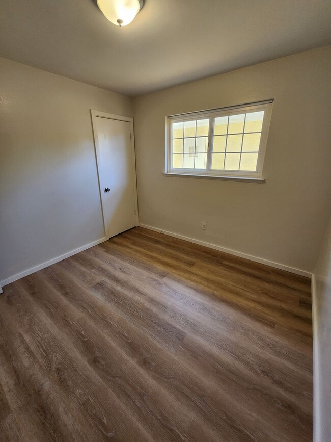 Building Photo - Modern Single Level 4 Bedroom Home!