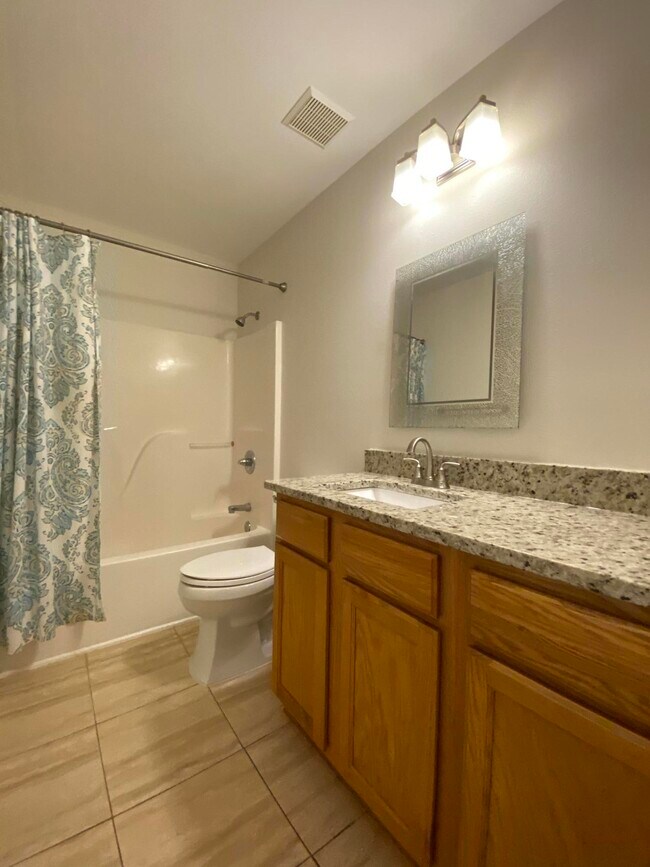 Building Photo - 417 Twin Lakes Ln