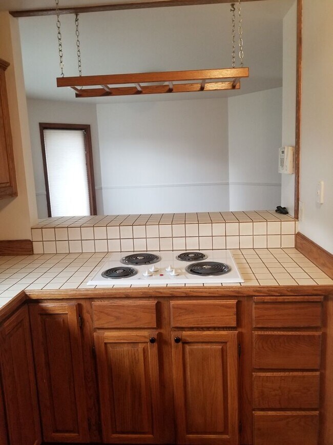 Building Photo - Bellevue Manor 2br 2ba Double garage