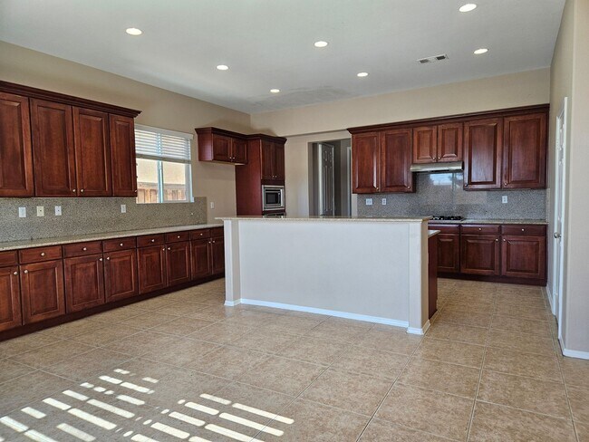 Building Photo - 5 BEDROOM OAK HILLS / HESPERIA HOME