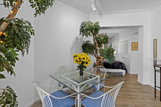 Building Photo - 255 Evernia St