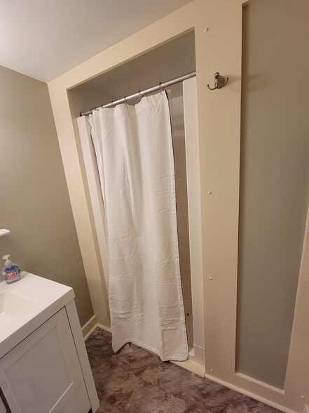 Bathroom - shower - 185 Main St