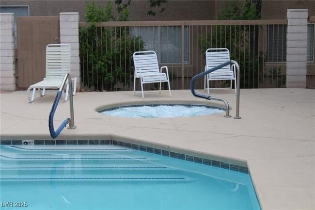 Building Photo - 2110 Los Feliz St