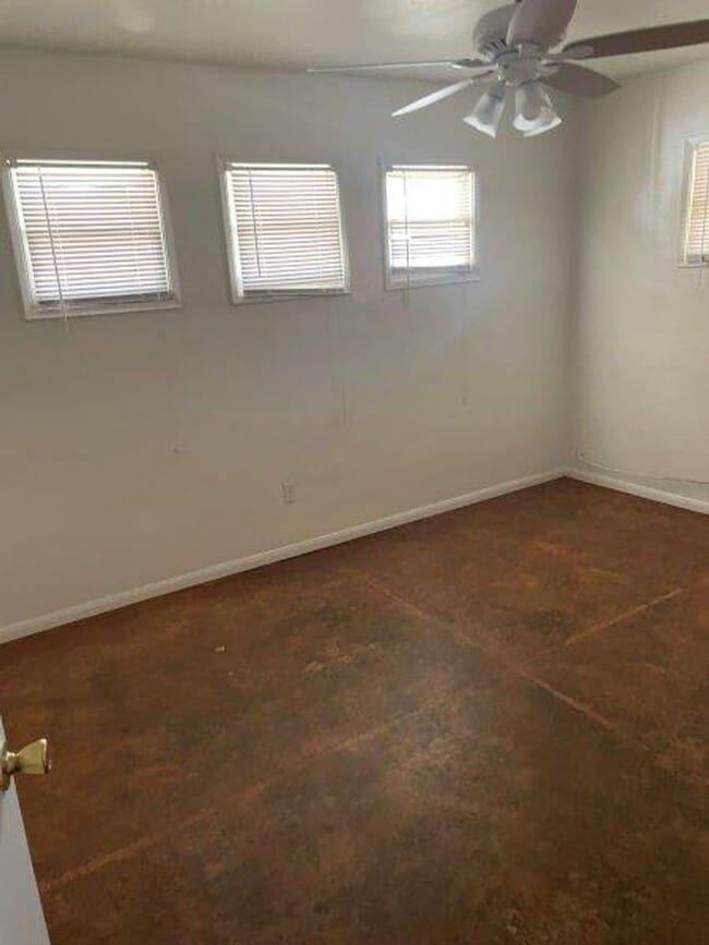 Building Photo - 2 Bed +1 Bath SINGLE FAMILY HOME + HUGE ba...