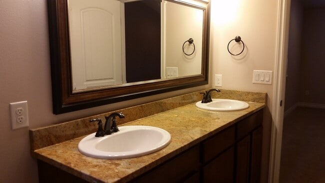 Building Photo - 4235 Stonecrest Ct