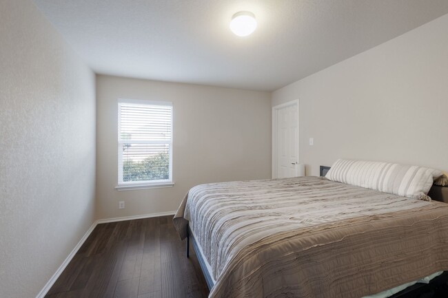 Building Photo - 21646 Seminole Oaks