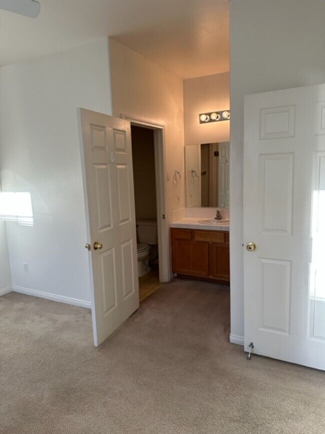 Building Photo - 513 Yellow Meadow Ct