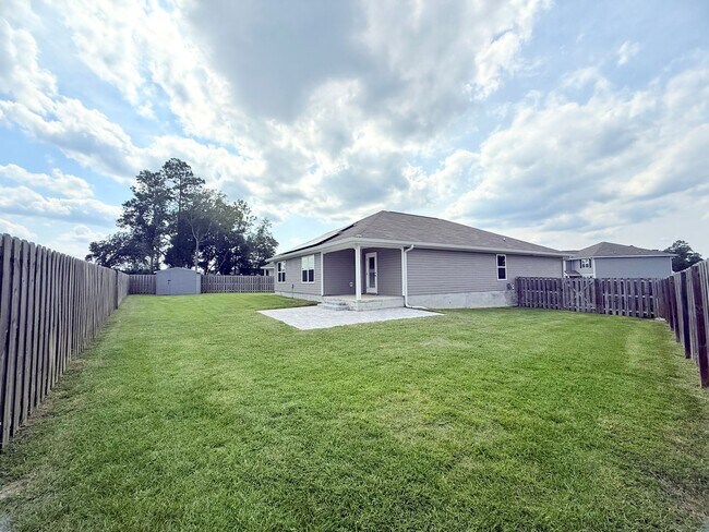 Building Photo - Beautiful 4 Bed/2 Bath Home With 2-Car Garage