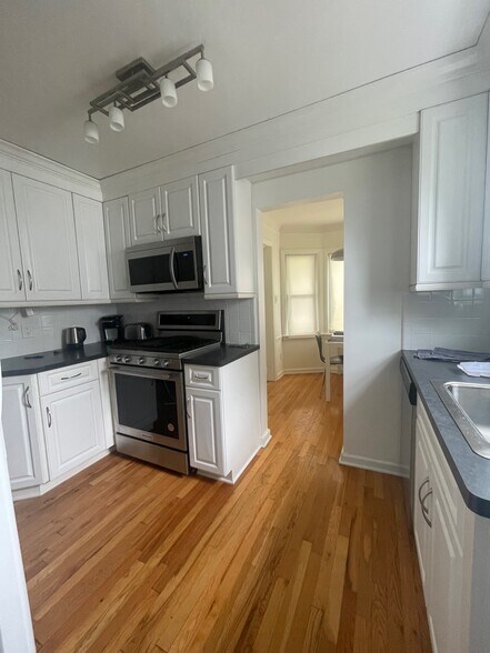 Kitchen - 118 S Vermont Ave