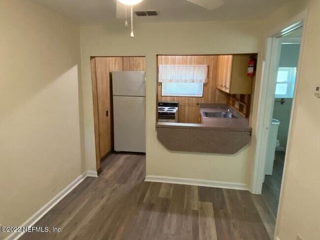 Building Photo - 2233 Ernest St