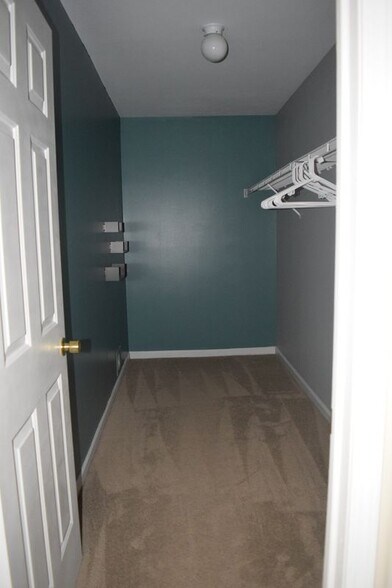 Building Photo - 8549 Hawthorn Hill