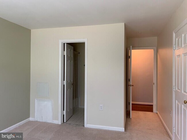 Building Photo - 800 Amber Tree Ct