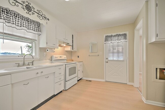 Building Photo - 1050 Delawana St