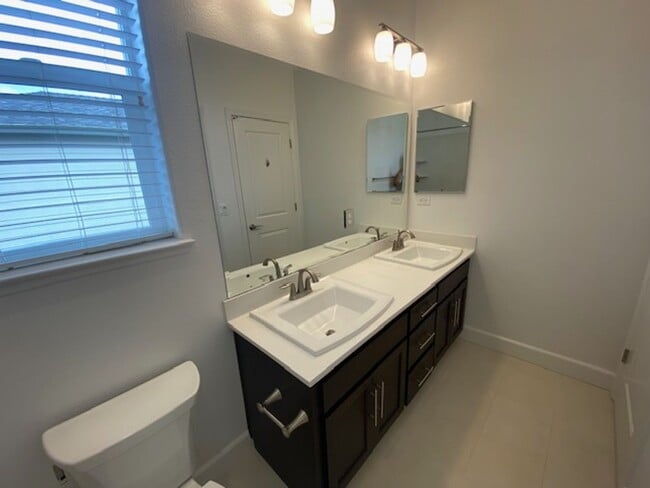 Building Photo - Beautiful Marina Home!
