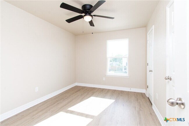 Building Photo - 807 White Meadow Ln