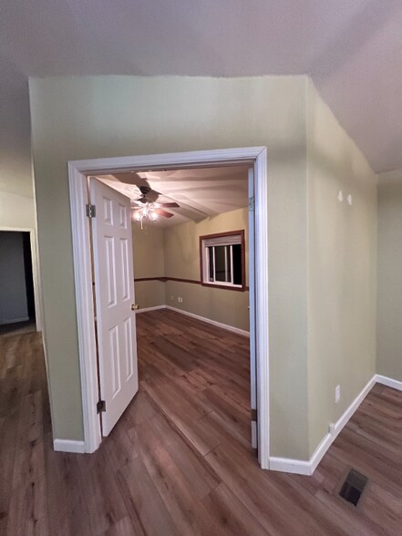 Building Photo - 916 4th St SE