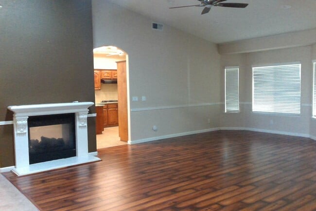 Building Photo - Beautiful Northeast 4 Bedroom 2.5 Bath home
