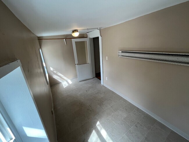 Building Photo - 560 Bellows St