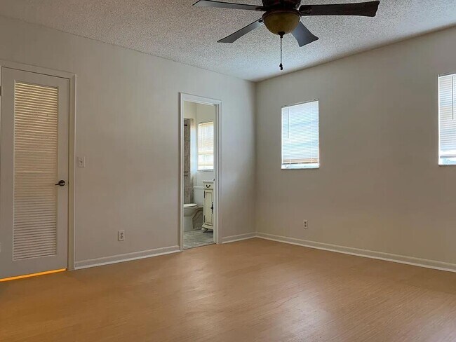 Building Photo - 3060 Riverside Dr
