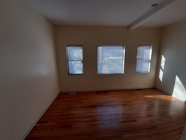 Building Photo - 5118 N Kenmore Ave