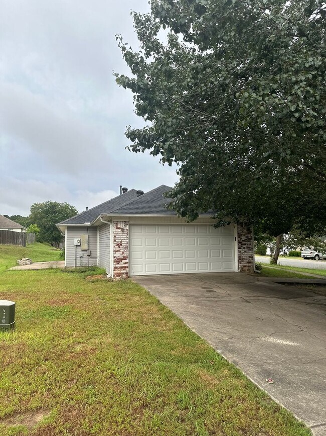 Building Photo - Move-in Ready!  3-Bed, 2-Bath Home in Bent...