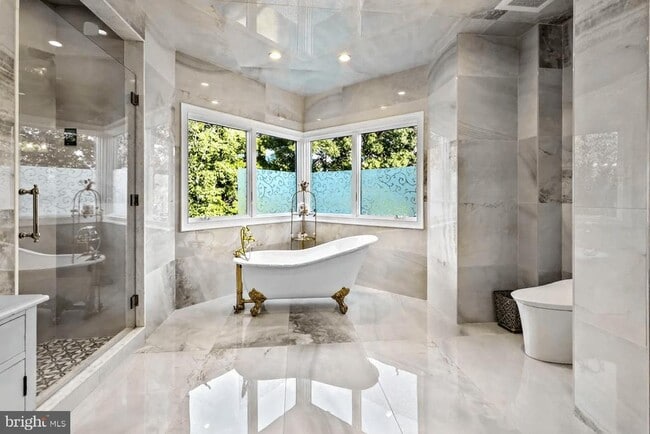 Building Photo - 636 S New York Rd