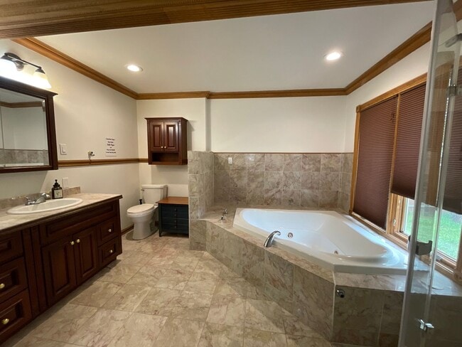 Building Photo - Spacious Single Level Ranch Style 4 Bed 2 ...
