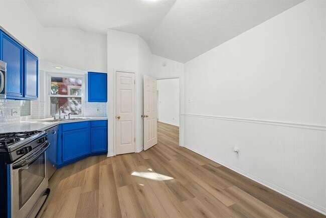 Building Photo - 15013 Big Falls Dr