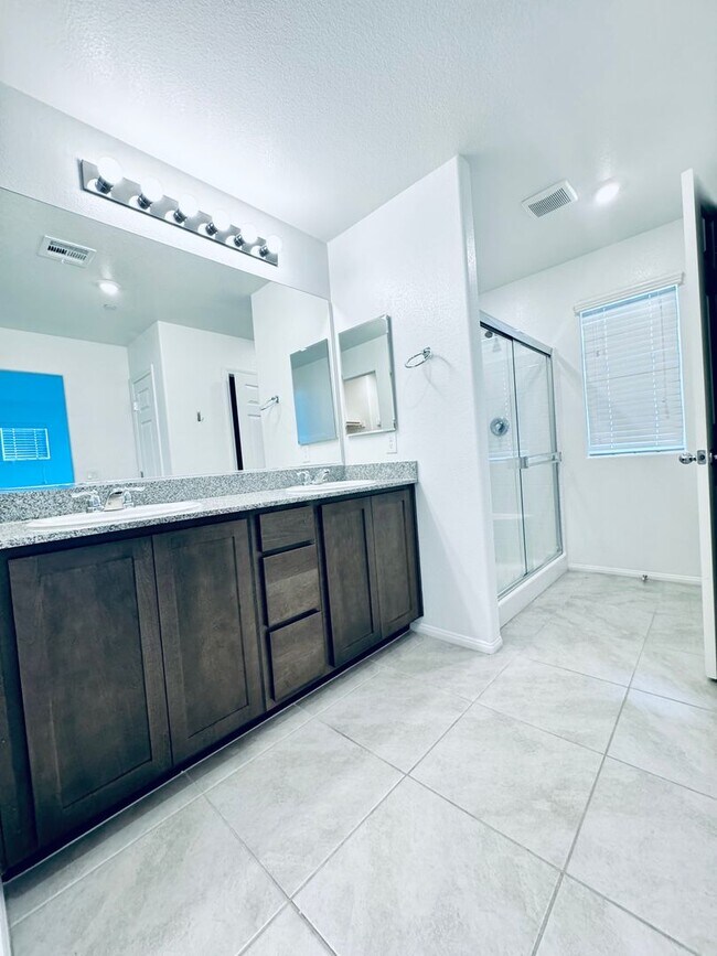 Building Photo - AMAZING, CORNER LOT, UPGRADED TOWNHOME IN "HENDERSON!!"  NEXT DOOR TO COMMUNITY DOG PARK!!