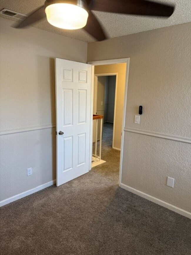 Building Photo - Updated 3 Bedroom 2.5 Bath 2 Story Condo Fairfield *Star Rentals