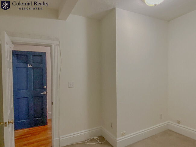 Building Photo - 6 Camelot Ct