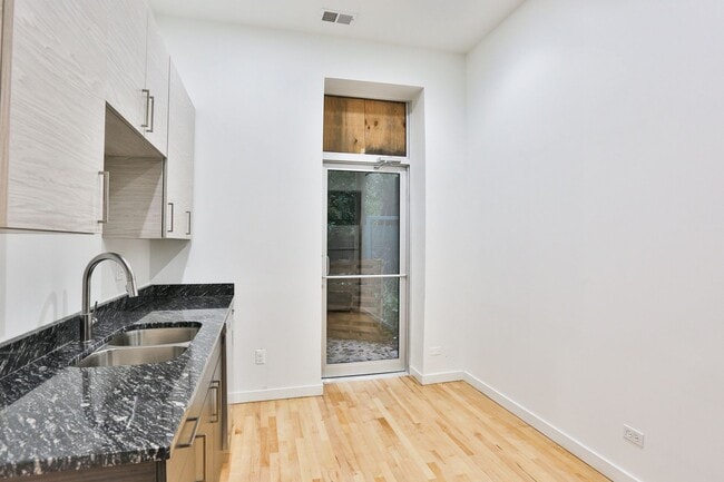 Building Photo - Amazing Wicker park 1 Bedroom with Patio