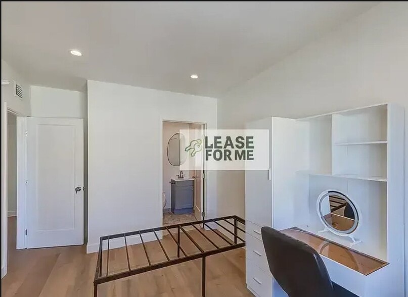 Building Photo - 1279 W 38th St